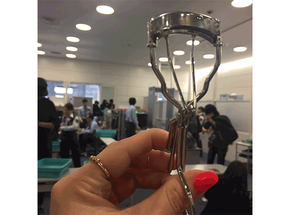 ビューラーって機内持ち込みできる 化粧水にマスカラ ヘアアイロン 女子の気になるあれこれの機内持ち込み事情を調査 コージー本舗 ビューラーって機内持ち込みできる 化粧水にマスカラ ヘアアイロン 女子の気になるあれこれの機内持ち込み事情を調査 コージー本舗